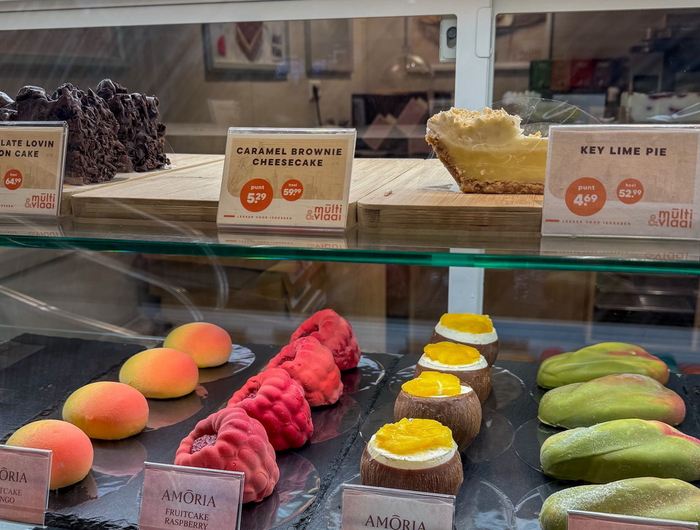 <h2>'EXCLUSIEVE DESSERTS WAAR ONZE KLANTEN <br/>VAN HOUDEN'<br/></h2><p>'Als restauranteigenaar was ik op zoek naar <strong>unieke producten</strong> die zich onderscheiden van de standaard opties op de markt. <strong>AMÓRIA</strong> heeft precies dat geleverd: <strong>exclusieve </strong>desserts die onze klanten verwachten en willen. De reacties zijn altijd <strong>enthousiast</strong>, en we hebben veel terugkerende klanten die keer op keer voor de <strong>heerlijke smaken</strong> kiezen. De samenwerking met <strong>AMÓRIA</strong> is uitstekend, met <strong>tijdige leveringen</strong> en een <strong>vlotte communicatie</strong>. Dit is de <strong>kwaliteit</strong> en het product dat onze klanten zoeken, en we zijn blij dat we het kunnen aanbieden in onze vitrine'</p>